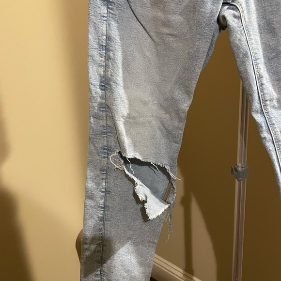 American Eagle 90’s skinny jeans in a size 6 long. - Picture 2 of 7